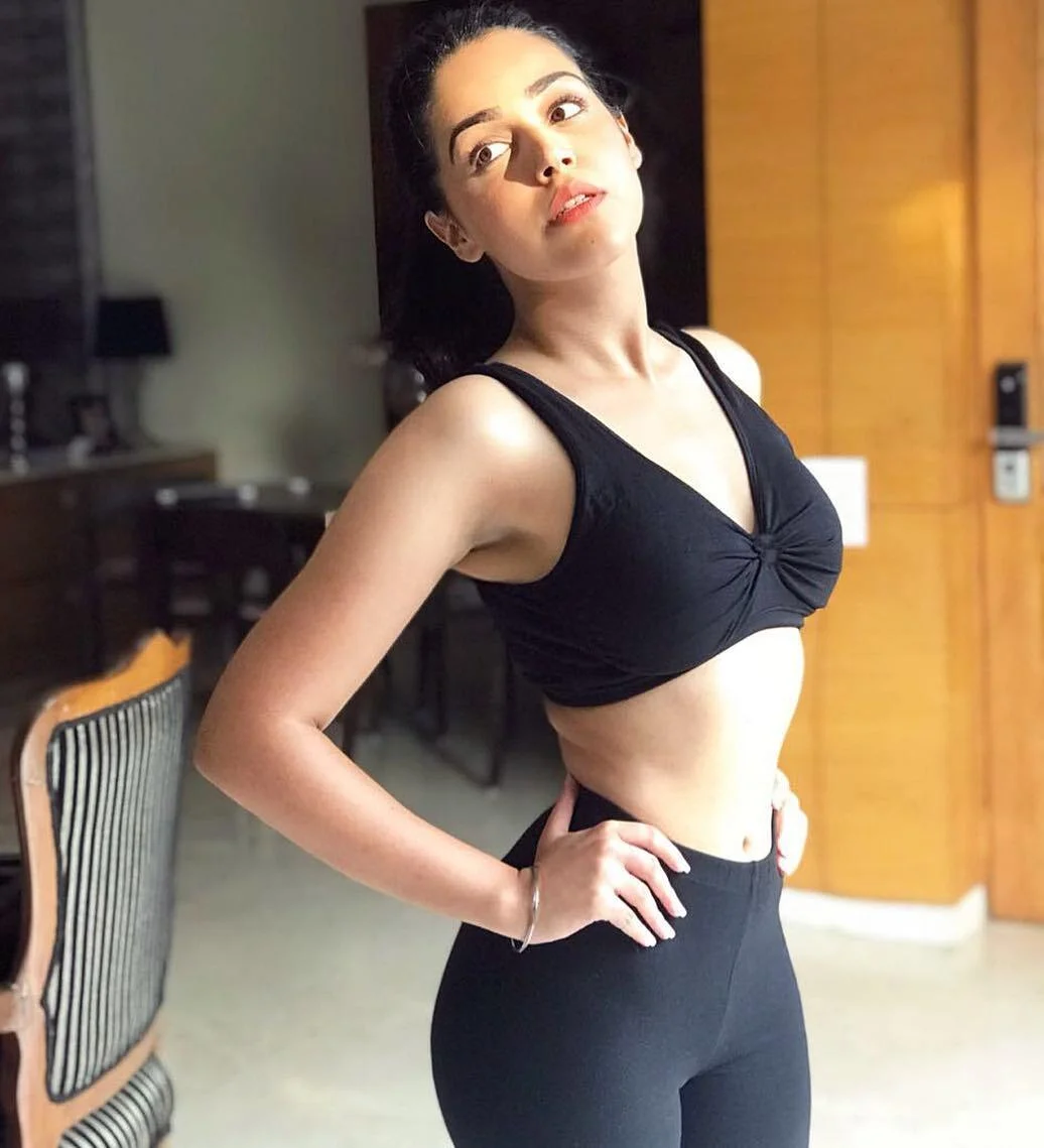naila grewal navel